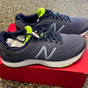 Mens brand new- never worn Mew Balance shoes